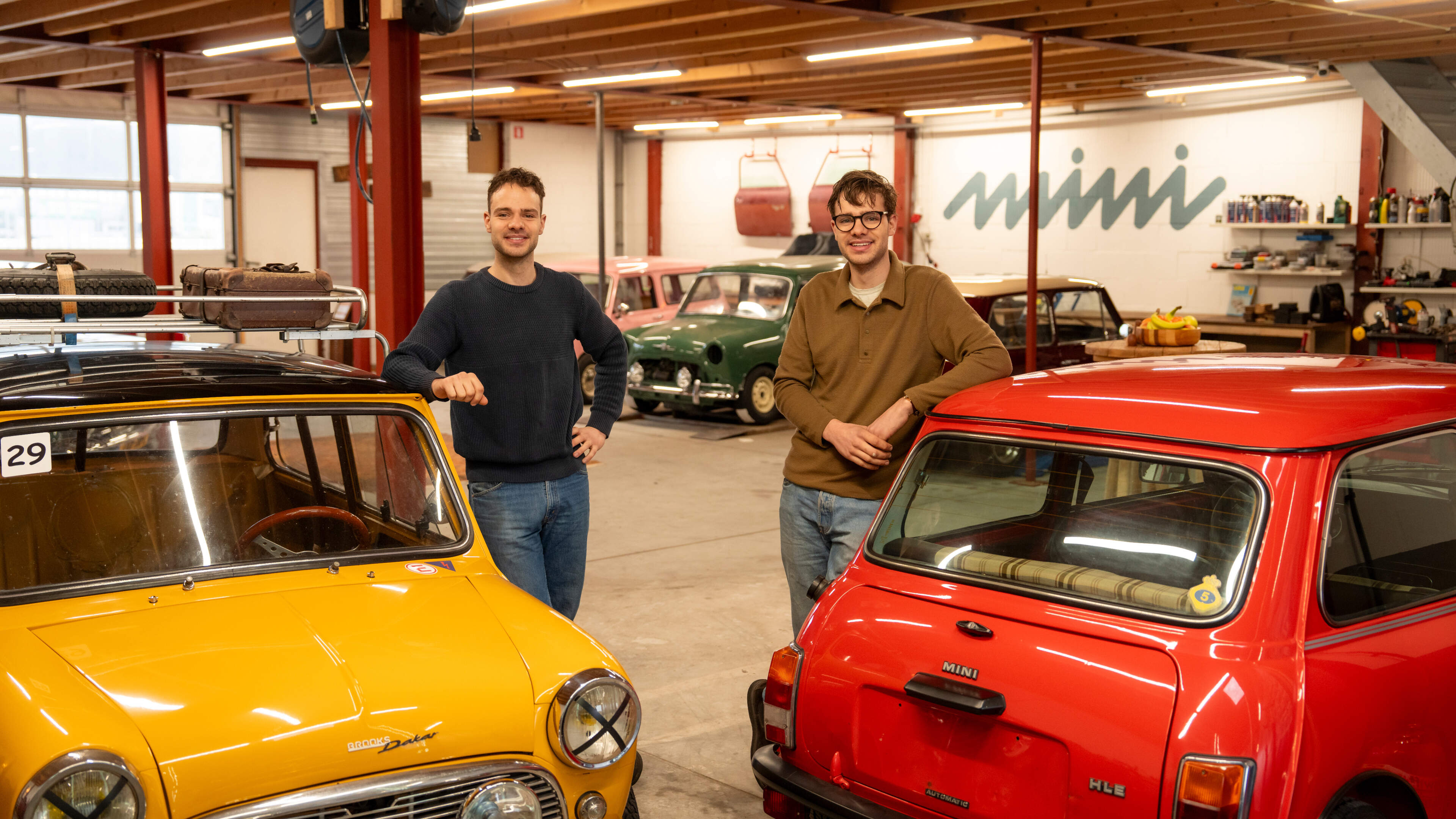 Renk en Tom verbouwen Mini's tot unieke stukken: ’Een klant uit New York kwam onaangekondigd langs voor een proefrit’
